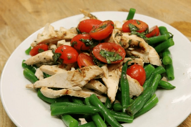 csirke saláta fehérjetartalmú étrenden