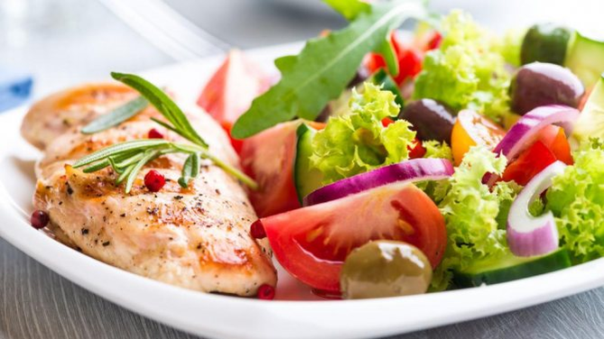 zöldségsaláta és hal fehérjetartalmú étrenden