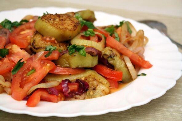 A Maggi diéta egészséges salátát tartalmaz zöldségekből és főtt padlizsánból. 