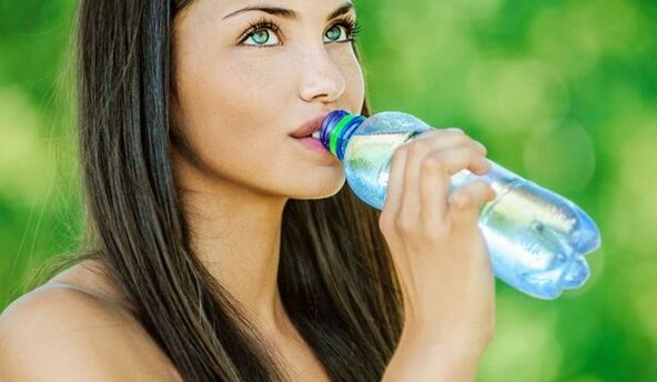 A hatékony fogyáshoz elegendő vizet kell inni. 
